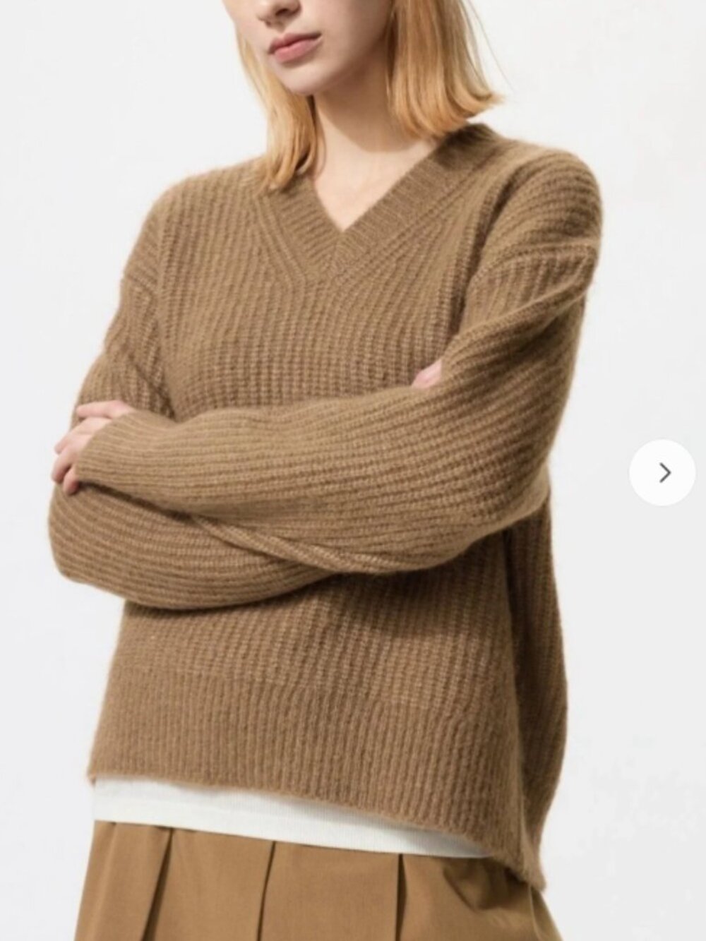 Uniqlo Fluffy V Neck Sweater Pullover Beige Camel Caramel Medium
